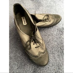 Saddle Shoes gray on gray